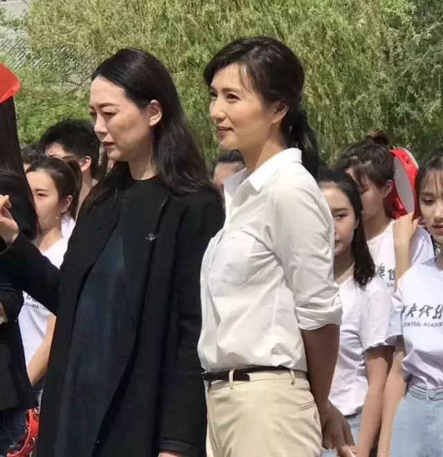 陳好終於現身,襯衣長褲扎馬尾氣質優雅太減齡,素顏哪像39歲!