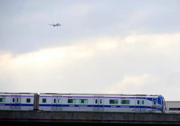 少年仔滑手機「看到輪椅大叔」連頭都沒抬 車子發動後「他默默伸手」網友感動:沉默的愛在人間