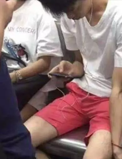 少年仔滑手機「看到輪椅大叔」連頭都沒抬 車子發動後「他默默伸手」網友感動:沉默的愛在人間