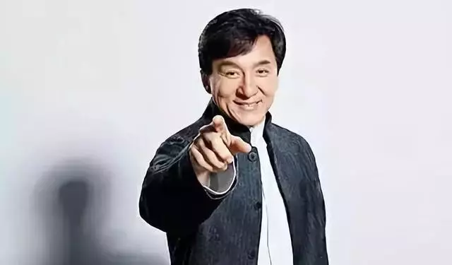 成龍回安徽老家探親,兩個哥哥家境貧寒,成龍的做法卻讓人意外!