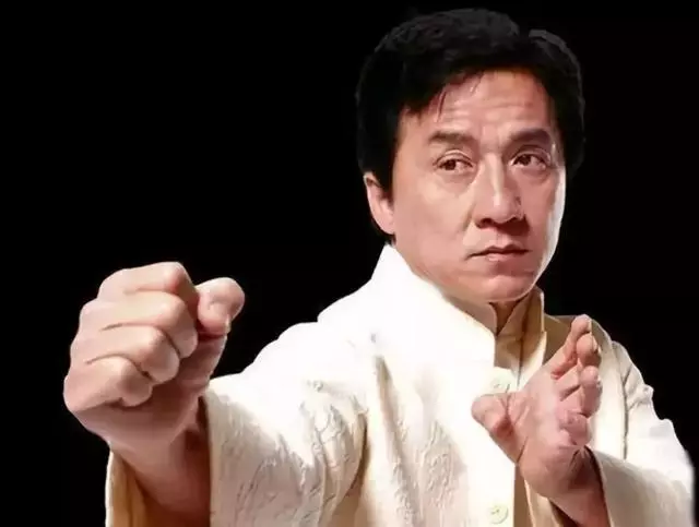 成龍回安徽老家探親,兩個哥哥家境貧寒,成龍的做法卻讓人意外!