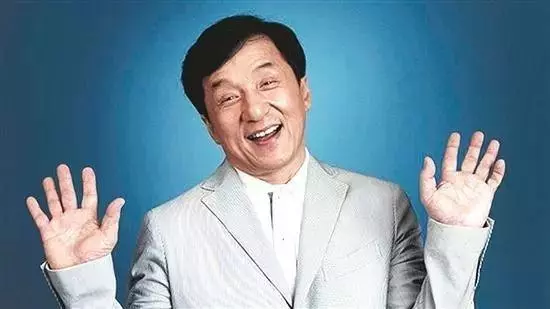 成龍回安徽老家探親,兩個哥哥家境貧寒,成龍的做法卻讓人意外!