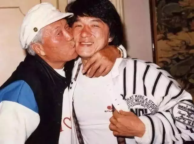 成龍回安徽老家探親,兩個哥哥家境貧寒,成龍的做法卻讓人意外!