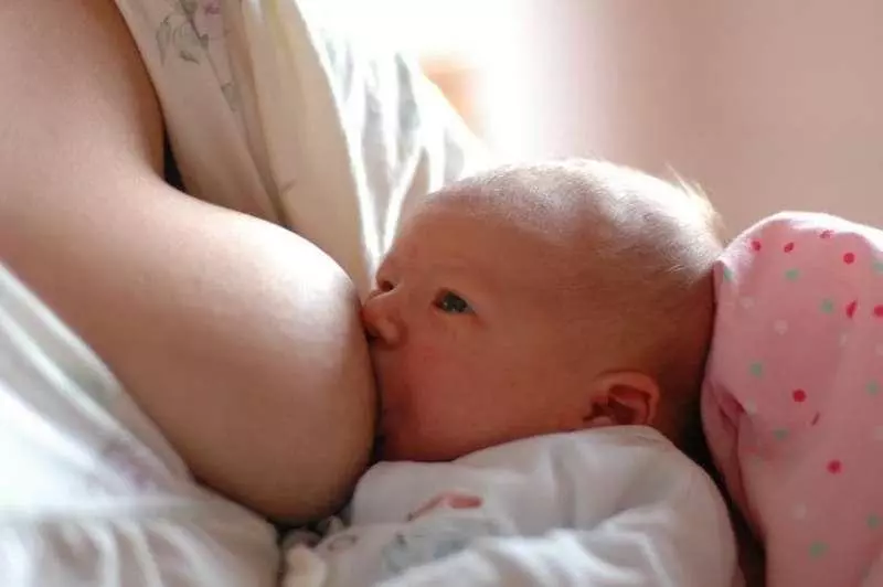 原來母乳那麼強 生物系媽媽比較母乳和奶粉生菌速度「1天少一半」...大讚:胸部好神奇
