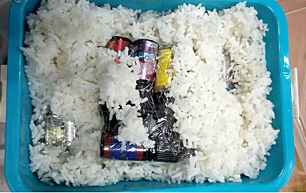 男子帶飯盒過關卡 白飯內竟藏電子菸配件