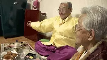 他們從15歲就在一起…「相愛75年」還像熱戀情侶 爺爺躺下那一刻感動全網:重新相信愛情了!