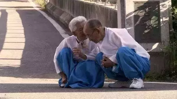 他們從15歲就在一起…「相愛75年」還像熱戀情侶 爺爺躺下那一刻感動全網:重新相信愛情了!