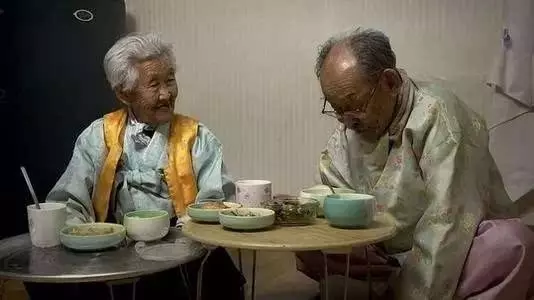 他們從15歲就在一起…「相愛75年」還像熱戀情侶 爺爺躺下那一刻感動全網:重新相信愛情了!