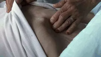 他們從15歲就在一起…「相愛75年」還像熱戀情侶 爺爺躺下那一刻感動全網:重新相信愛情了!