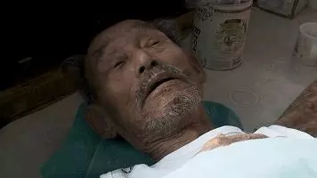 他們從15歲就在一起…「相愛75年」還像熱戀情侶 爺爺躺下那一刻感動全網:重新相信愛情了!