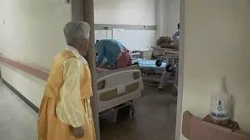 他們從15歲就在一起…「相愛75年」還像熱戀情侶 爺爺躺下那一刻感動全網:重新相信愛情了!
