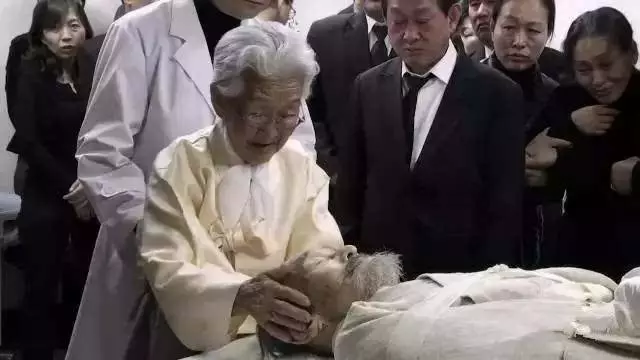 他們從15歲就在一起…「相愛75年」還像熱戀情侶 爺爺躺下那一刻感動全網:重新相信愛情了!