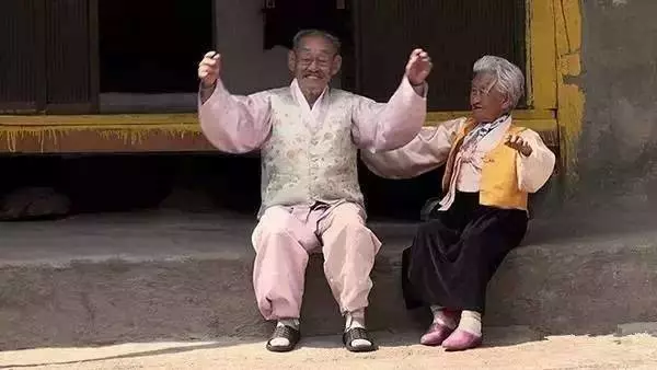他們從15歲就在一起…「相愛75年」還像熱戀情侶 爺爺躺下那一刻感動全網:重新相信愛情了!