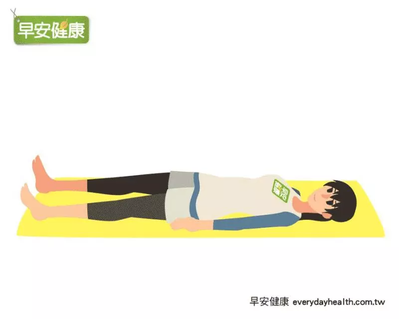 躺著抬起手肘5次就能疏通淋巴,排毒又助眠