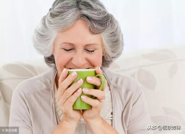 晚上睡覺前喝一杯水,對身體是好還是壞?要注意這一點