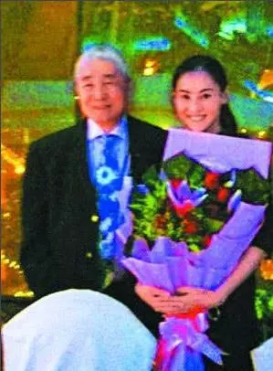 張柏芝78歲乾爹曝光:曾幫她渡難關,還刻印章向她深情表白