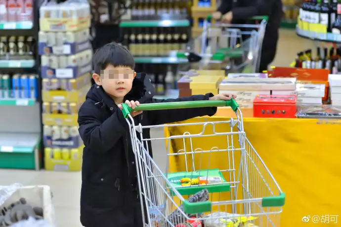 媽媽不給買「就把商品摔爛」!男童超市大哭抗議,霸氣媽媽「用10分鐘震憾全台灣」!