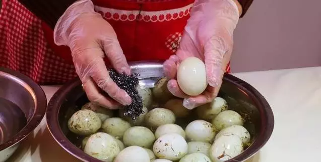 醃鹹鴨蛋,不要用鹽水泡了,老媽用40年的土方法,時間短,油還多,比買的好吃太多