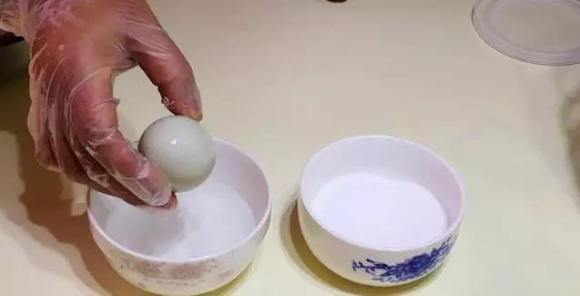 醃鹹鴨蛋,不要用鹽水泡了,老媽用40年的土方法,時間短,油還多,比買的好吃太多