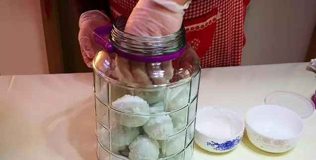 醃鹹鴨蛋,不要用鹽水泡了,老媽用40年的土方法,時間短,油還多,比買的好吃太多