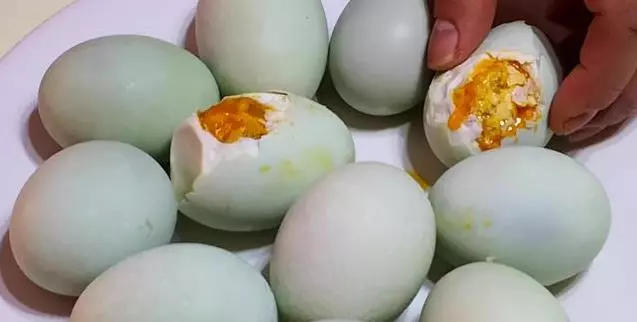 醃鹹鴨蛋,不要用鹽水泡了,老媽用40年的土方法,時間短,油還多,比買的好吃太多