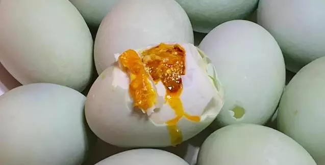 醃鹹鴨蛋,不要用鹽水泡了,老媽用40年的土方法,時間短,油還多,比買的好吃太多