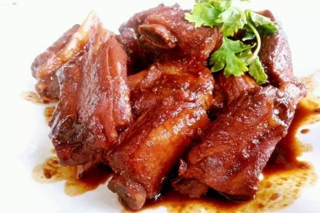 做紅燒排骨,學會這招,肉質香嫩超下飯,包你怎麼吃都不夠