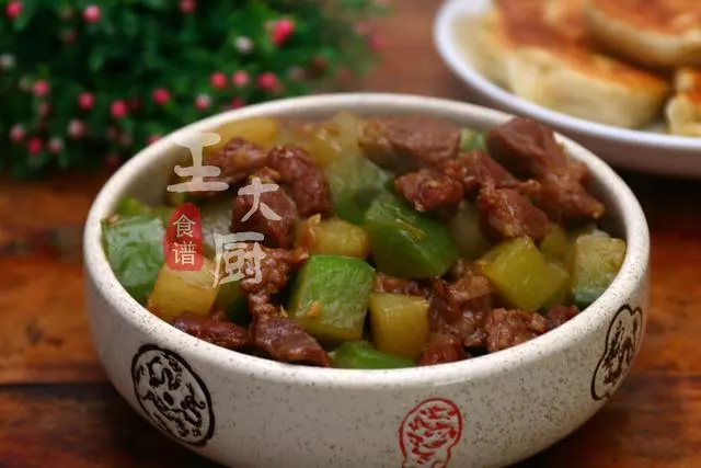 家常牛肉燉蘿卜,牛肉酥爛,蘿卜入口即化,湯鮮味美的下飯菜