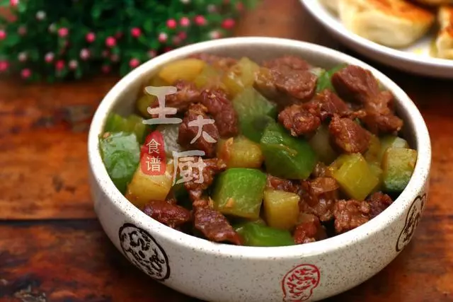 家常牛肉燉蘿卜,牛肉酥爛,蘿卜入口即化,湯鮮味美的下飯菜