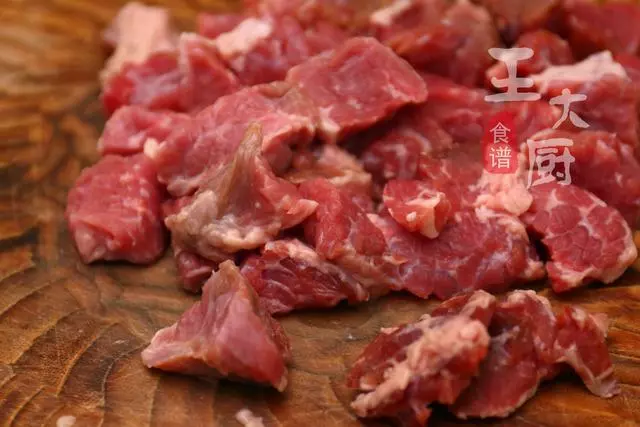 家常牛肉燉蘿卜,牛肉酥爛,蘿卜入口即化,湯鮮味美的下飯菜
