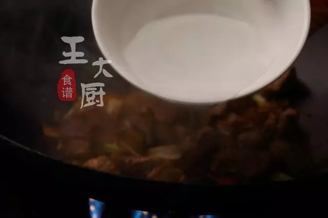 家常牛肉燉蘿卜,牛肉酥爛,蘿卜入口即化,湯鮮味美的下飯菜