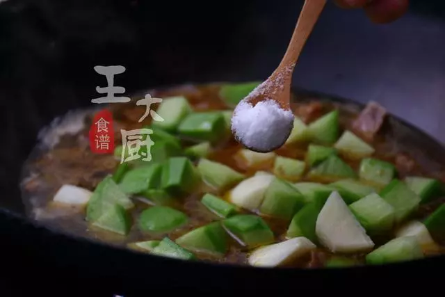 家常牛肉燉蘿卜,牛肉酥爛,蘿卜入口即化,湯鮮味美的下飯菜