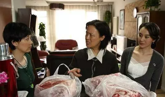 婆婆逼兒媳送親家母到養老院,兒媳不從老公甩巴掌,甩出張紙愣住