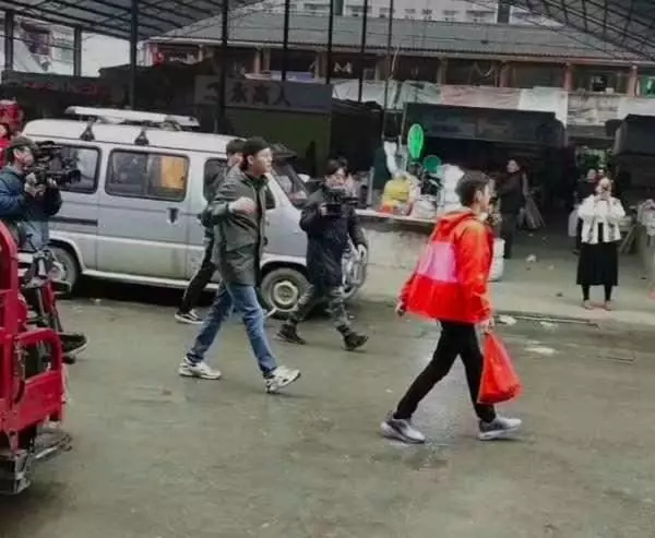 何炅路透照流出,老態龍鍾再不是不老容顏,本尊今日硬氣回應!