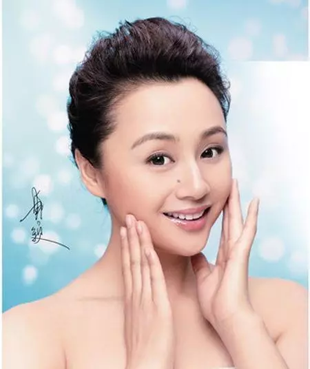 他成功娶回央視主持人,奮鬥31年仍不如妻子,今兒子帥氣夫妻恩愛