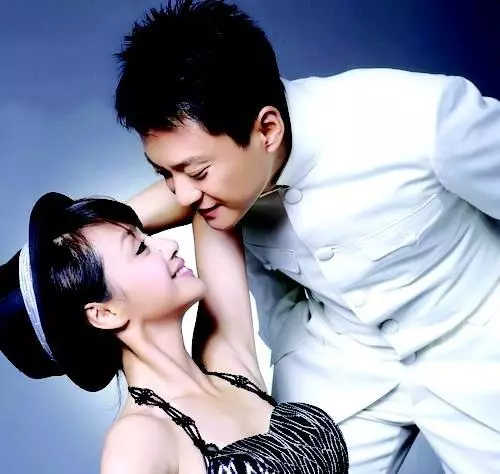 他成功娶回央視主持人,奮鬥31年仍不如妻子,今兒子帥氣夫妻恩愛