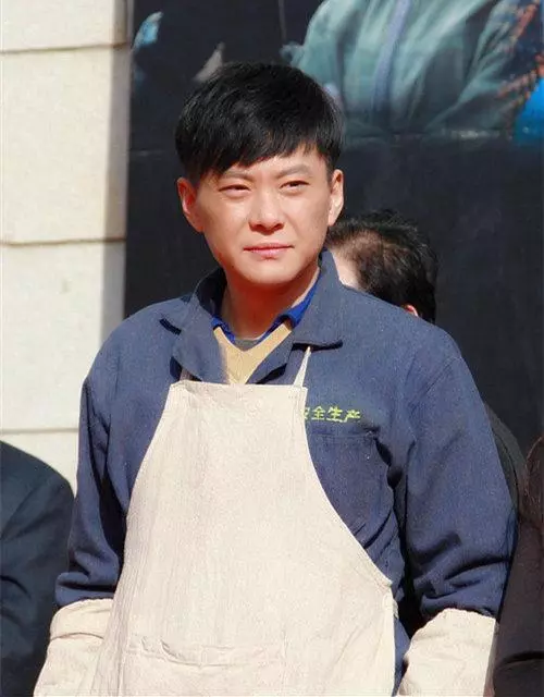 他成功娶回央視主持人,奮鬥31年仍不如妻子,今兒子帥氣夫妻恩愛