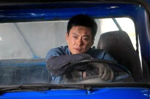 他成功娶回央視主持人,奮鬥31年仍不如妻子,今兒子帥氣夫妻恩愛