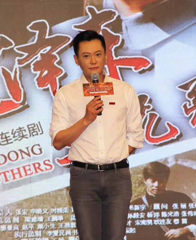 他成功娶回央視主持人,奮鬥31年仍不如妻子,今兒子帥氣夫妻恩愛