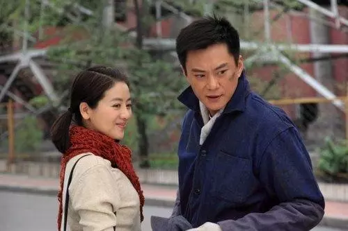 他成功娶回央視主持人,奮鬥31年仍不如妻子,今兒子帥氣夫妻恩愛