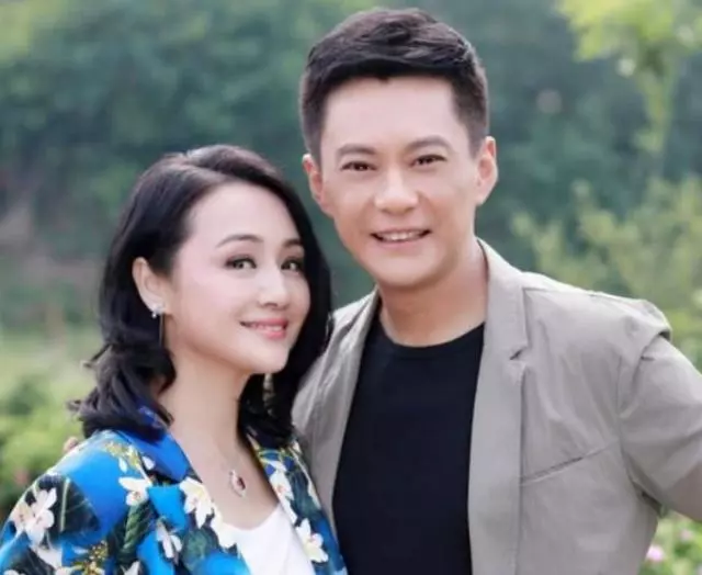 他成功娶回央視主持人,奮鬥31年仍不如妻子,今兒子帥氣夫妻恩愛