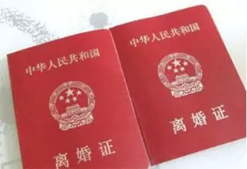 離婚第二天,丈夫夢到妻子被人污辱,著急跑回家,衝進臥室蒙了