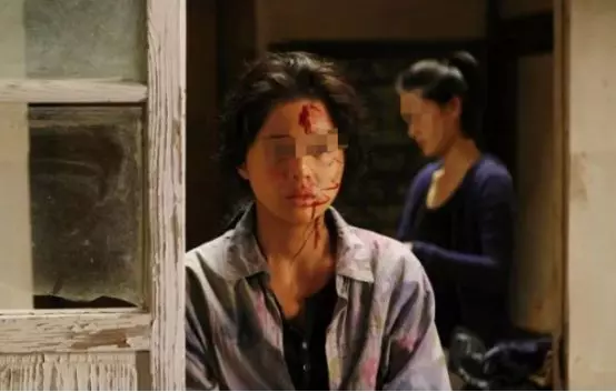 離婚第二天,丈夫夢到妻子被人污辱,著急跑回家,衝進臥室蒙了