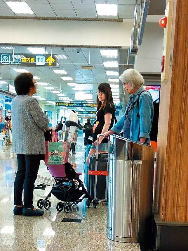 《爺孫戀》林靖恩懷孕了?挺肚現身機場,事後爸爸氣炸脫口爆:「李坤城原本是追她姐!」
