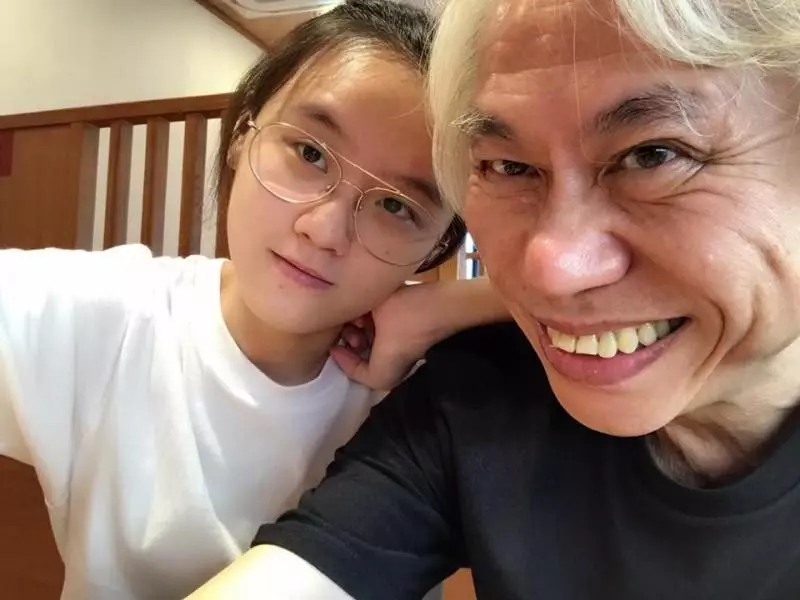 《爺孫戀》林靖恩懷孕了?挺肚現身機場,事後爸爸氣炸脫口爆:「李坤城原本是追她姐!」