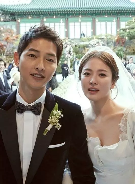 宋仲基憔悴現身好友婚禮,未戴婚戒臉頰凹陷男神顏值不再~