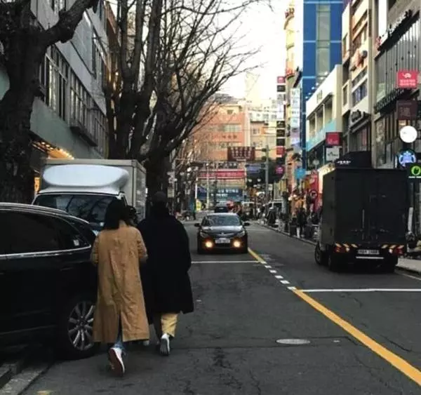 宋仲基憔悴現身好友婚禮,未戴婚戒臉頰凹陷男神顏值不再~