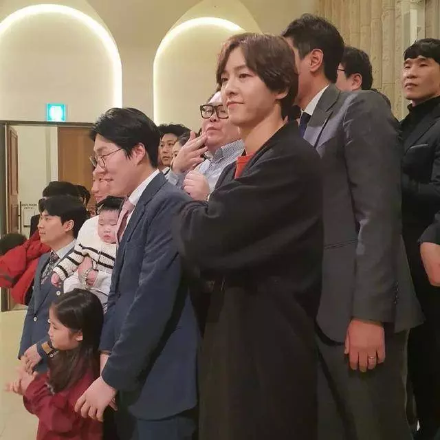 宋仲基憔悴現身好友婚禮,未戴婚戒臉頰凹陷男神顏值不再~
