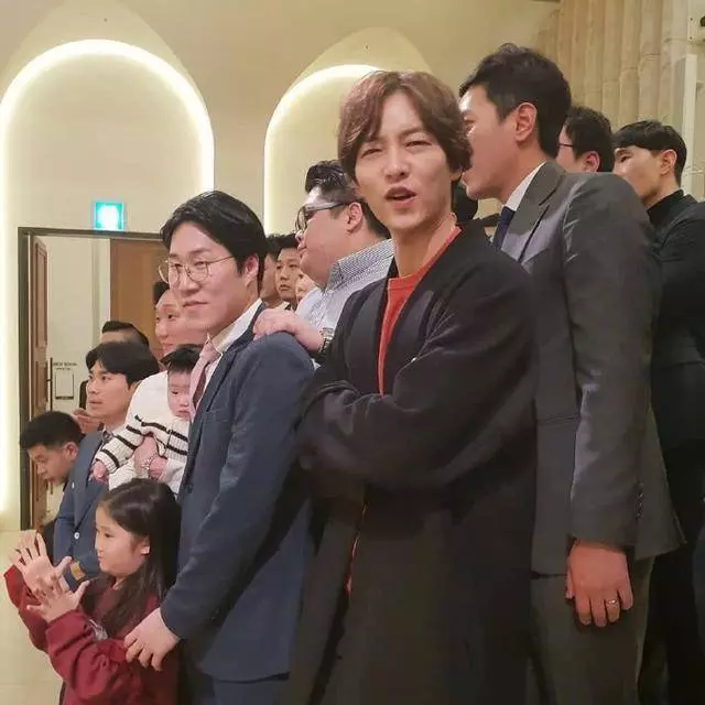 宋仲基憔悴現身好友婚禮,未戴婚戒臉頰凹陷男神顏值不再~