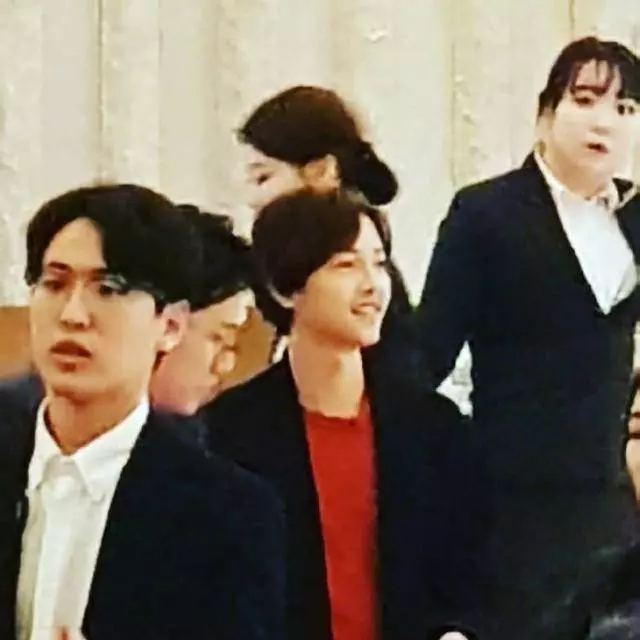 宋仲基憔悴現身好友婚禮,未戴婚戒臉頰凹陷男神顏值不再~